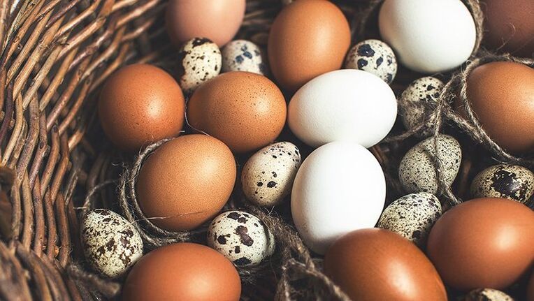 Ovos de codorna e ovos de galinha devem ser adicionados à dieta de um homem para manter a potência. 