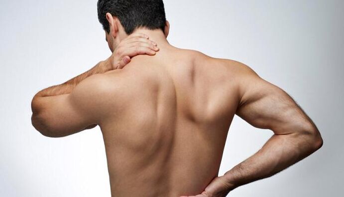 Uma hérnia intervertebral se manifesta em dores nas costas e contribui para a deterioração da potência